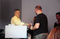Maciej Błachnio odbiera dyplom i gratulacje z okazji ukończonego szkolenia - Oliver Sahm - Techn. Support ProAudio EMEA - fot. Rafał Szumny [Realizator.pl]