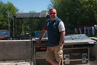 Krzysztof Polesiński w przerwie strojenia